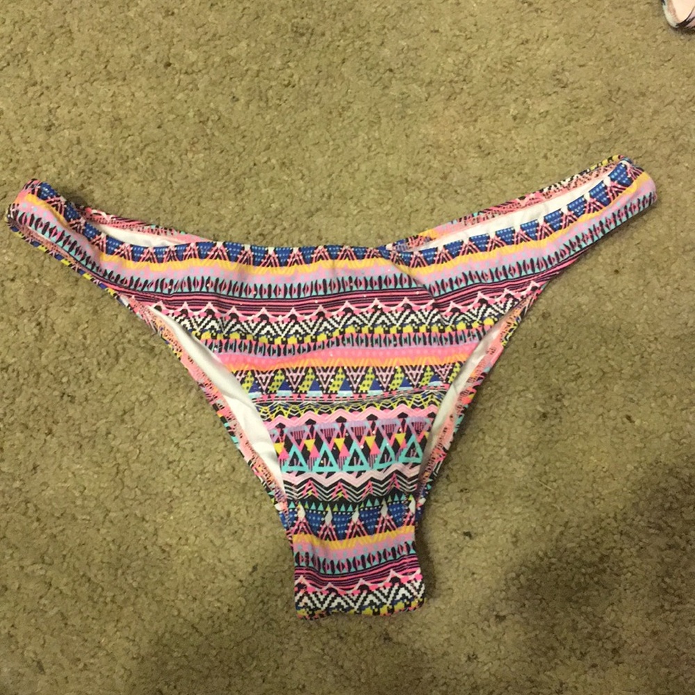 Cheeky swimsuit bottoms